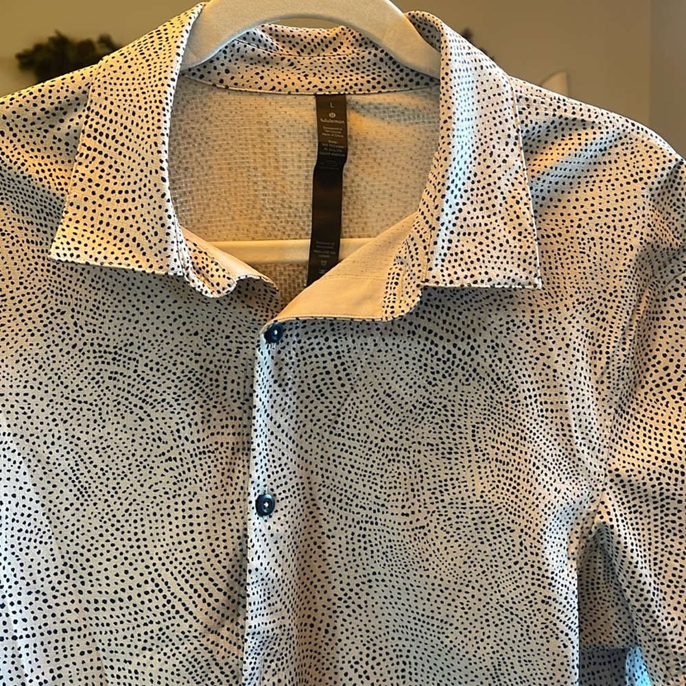 Men’s Lululemon short sleeve button-down, casual shirt, navy dots